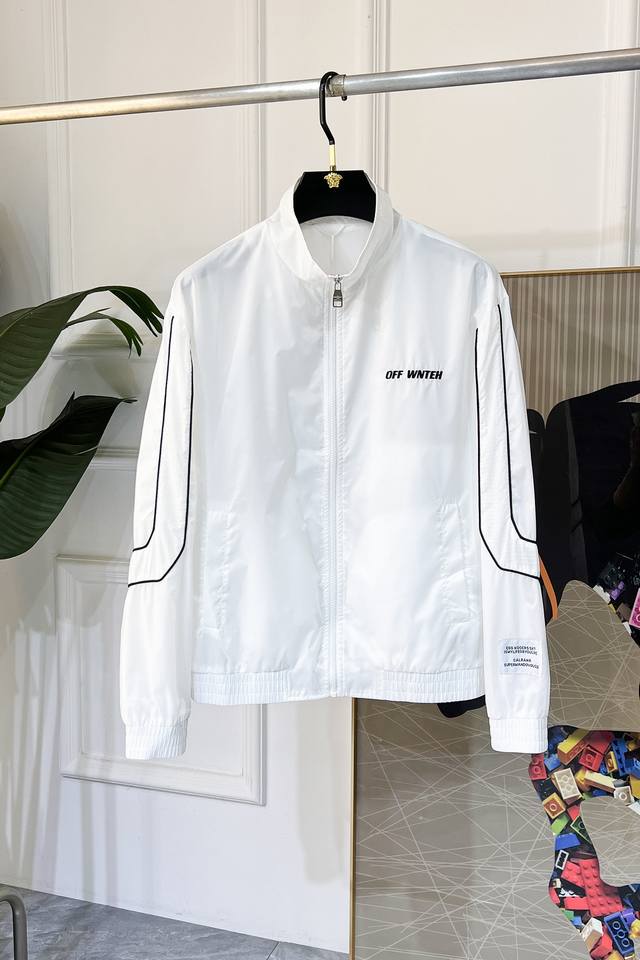 Off 2025Ss蛇年贺岁款春装夹克外套，定制高品质聚酯纤维面料！顶级时尚大牌元素Logo设计，三标齐全！原版五金辅料，线条流畅，工艺精致，上身版型超赞，面料