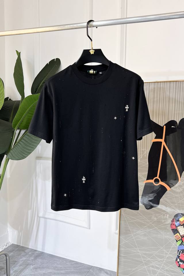 克罗芯- 2025Ss蛇年贺岁款春夏精品短袖T恤 官网同步 高端品质 定制顶级丝光棉面料，顶级大厂1:1制作，时尚大牌重工艺Logo设计，手感柔软细腻 穿着亲肤