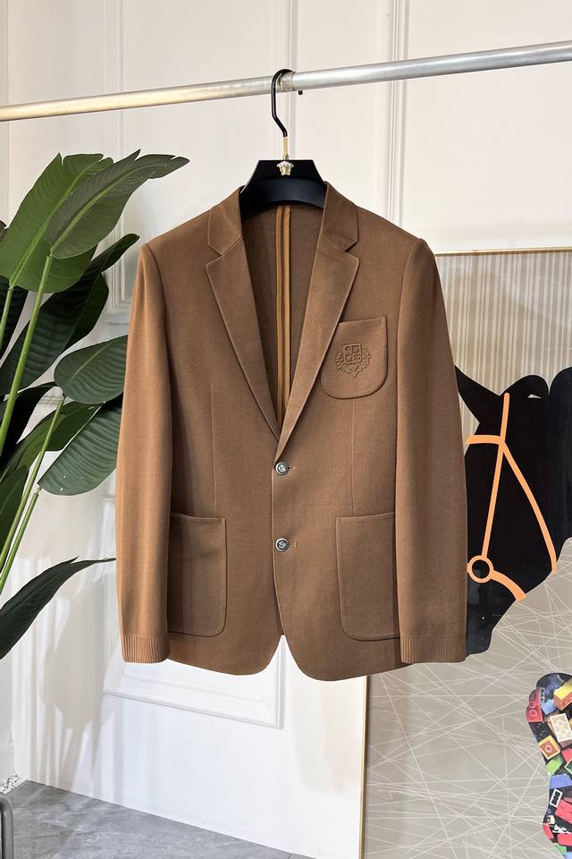 Lp诺悠 2025Ss贺岁款春装大爆款休闲西装外套 最为时尚简约设计，大气得体，随意中凸显精致。面料 此款科技定制聚酯纤维面料， 不是传统的设计 更加显得年轻时