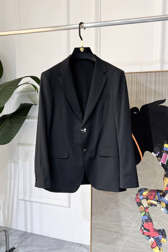 普拉达- 2025Ss蛇年早春大爆款休闲西装外套 最为时尚简约设计，大气得体，随意中凸显精致。面料 此款科技定制聚酯纤维面料， 不是传统的设计 更加显得年轻时尚