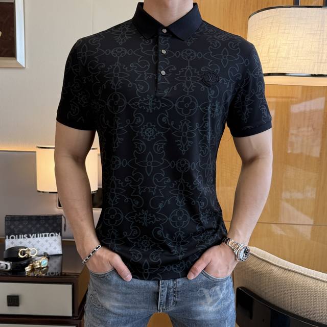 Lv 2025Ss蛇年春夏新款Polo领短袖系列。精选优质双丝光棉面料，时尚大牌元素Logo设计，上身版型超赞，面料细腻舒适透气，随意搭配都超级好看时尚型男必备