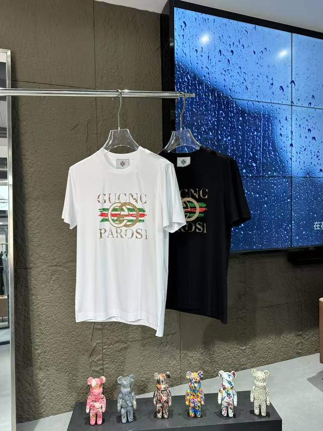 Guc*I 古*奇 2025 春夏新款男士短袖T恤！高端潮物，众星追捧时尚款！各大明星网红人手一件的出街单品。高级定制丝光棉面料，手感细腻柔软，上身挺括有型。胸