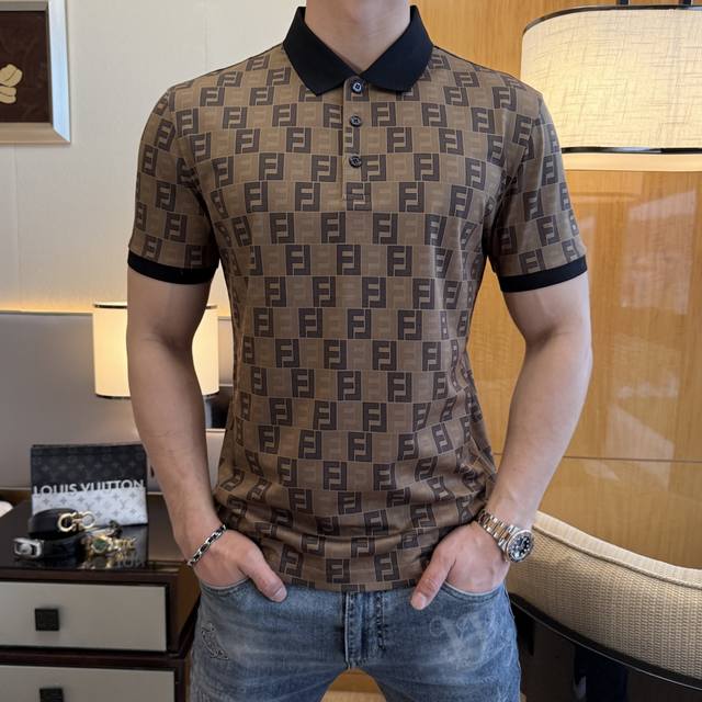 芬迪- 2025Ss蛇年春夏新款Polo领短袖系列。精选优质双丝光棉面料，时尚大牌元素Logo设计，上身版型超赞，面料细腻舒适透气，随意搭配都超级好看时尚型男必
