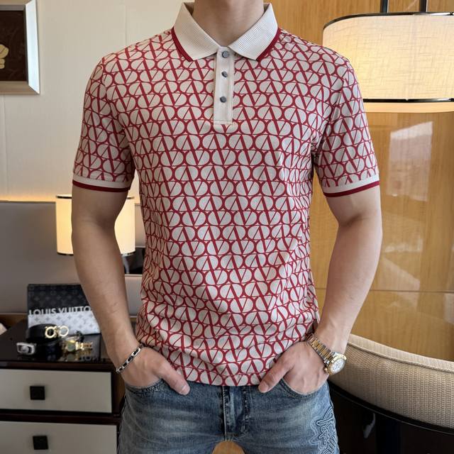 华伦天奴- 2025Ss蛇年春夏新款Polo领短袖系列。精选优质双丝光珠地棉面料，时尚大牌5D数码印花Logo设计，上身版型超赞，面料细腻舒适透气，随意搭配都超