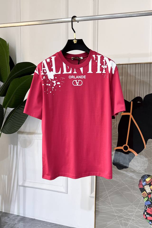 华伦天奴 2025Ss蛇年贺岁款春夏精品宽松版短袖T恤 官网同步 高端品质 定制顶级丝光棉面料，顶级大厂1:1制作，时尚大牌重工艺Logo设计，手感柔软细腻 穿