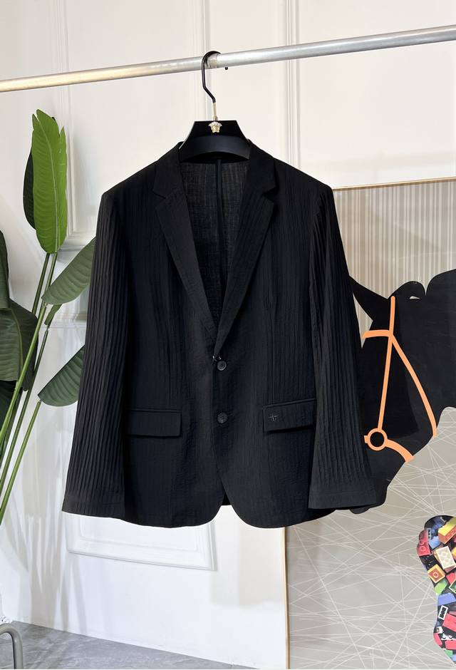 杰尼娅- 2025Ss蛇年早春大爆款休闲西装外套 最为时尚简约设计，大气得体，随意中凸显精致。面料 此款科技定制聚酯纤维面料， 不是传统的设计 更加显得年轻时尚