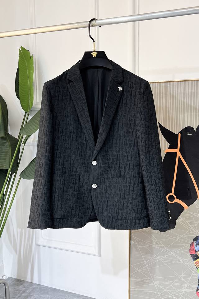 迪奥- 2025Ss蛇年早春大爆款休闲西装外套 最为时尚简约设计，大气得体，随意中凸显精致。面料 此款科技定制聚酯纤维面料， 不是传统的设计 更加显得年轻时尚