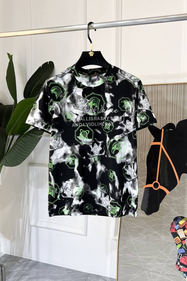 史蒂芬 2025Ss蛇年贺岁款春夏精品印花短袖T恤 官网同步 高端品质 定制顶级丝光棉面料，顶级大厂1:1制作，时尚大牌重工艺Logo设计，手感柔软细腻 穿着亲