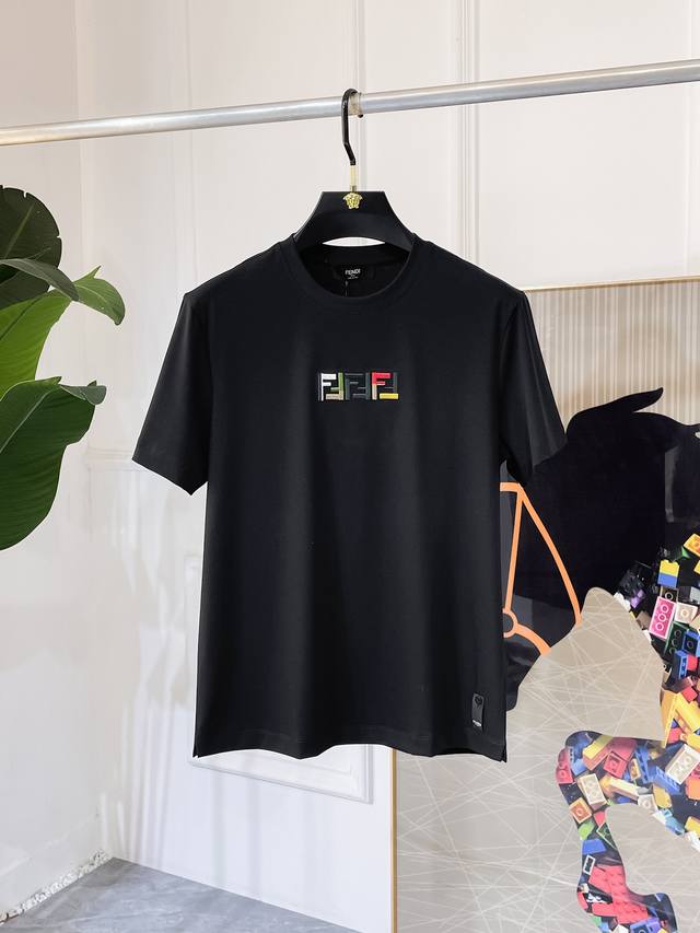 芬迪 2025Ss蛇年贺岁款春夏精品短袖T恤 官网同步 高端品质 定制顶级丝光棉面料，顶级大厂1:1制作，时尚大牌重工艺Logo设计，手感柔软细腻 穿着亲肤舒适