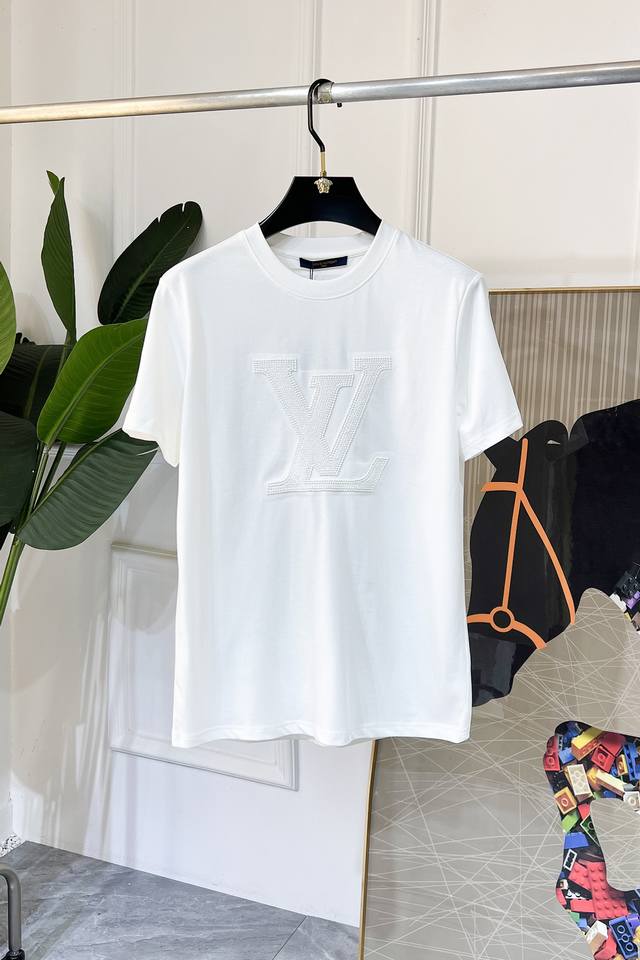 Lv 2025Ss蛇年贺岁款春夏精品短袖T恤 官网同步 高端品质 定制顶级丝光棉面料，顶级大厂1:1制作，时尚大牌重工艺Logo设计，手感柔软细腻 穿着亲肤舒适