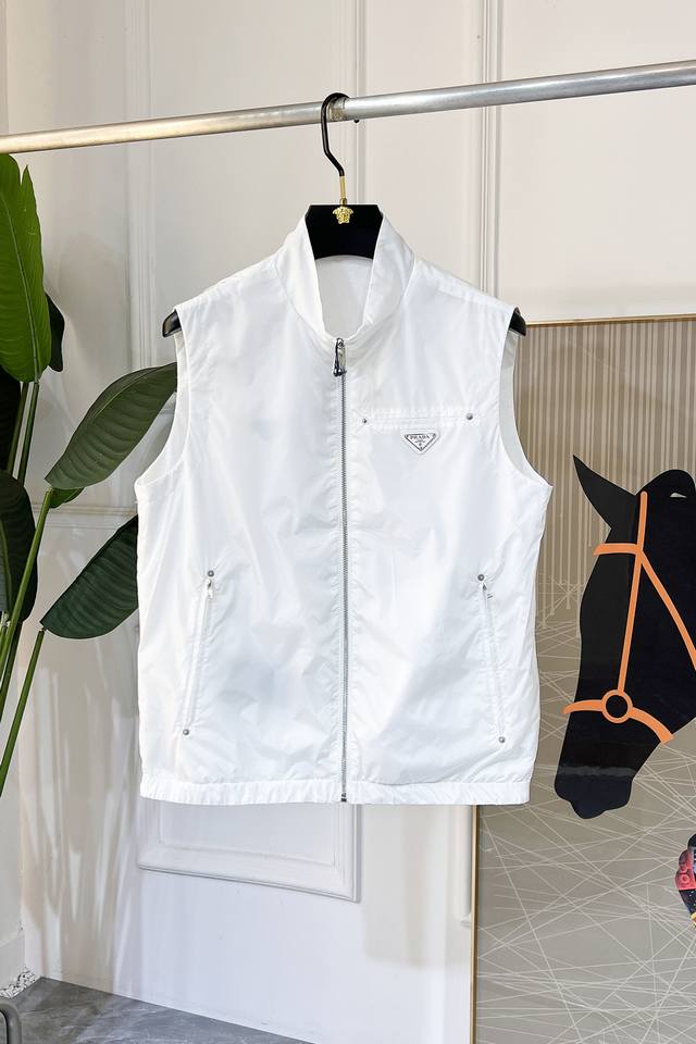 普拉达 2025Ss蛇年贺岁款春装双面穿马甲外套，定制高品质聚酯纤维面料！顶级时尚大牌元素Logo设计，三标齐全！原版五金辅料，线条流畅，工艺精致，上身版型超赞