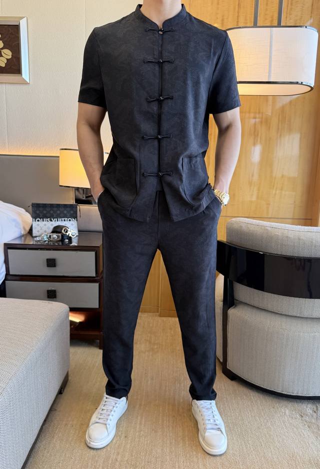 阿玛尼 2025Ss蛇年春装新品休闲中国风短袖套装！明星最爱时装味休闲套装 简单大方，官网1：1工艺设计！干净利落剪裁 都市风十足 可供独家顶级定制面料，手感软