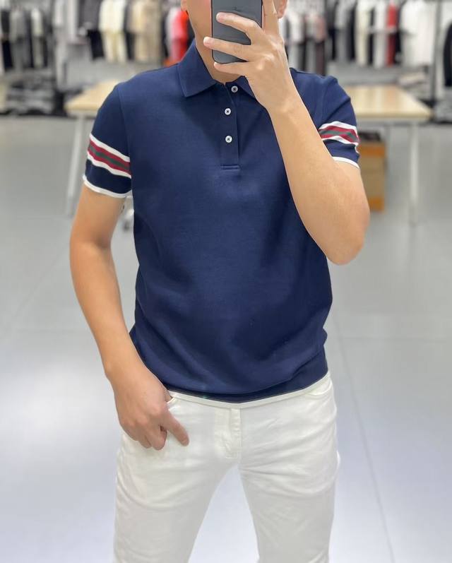 古奇 2025Ss蛇年春夏新款Polo领短袖系列。精选优质长绒棉面料，时尚大牌元素Logo设计，上身版型超赞，面料细腻舒适透气，随意搭配都超级好看时尚型男必备款
