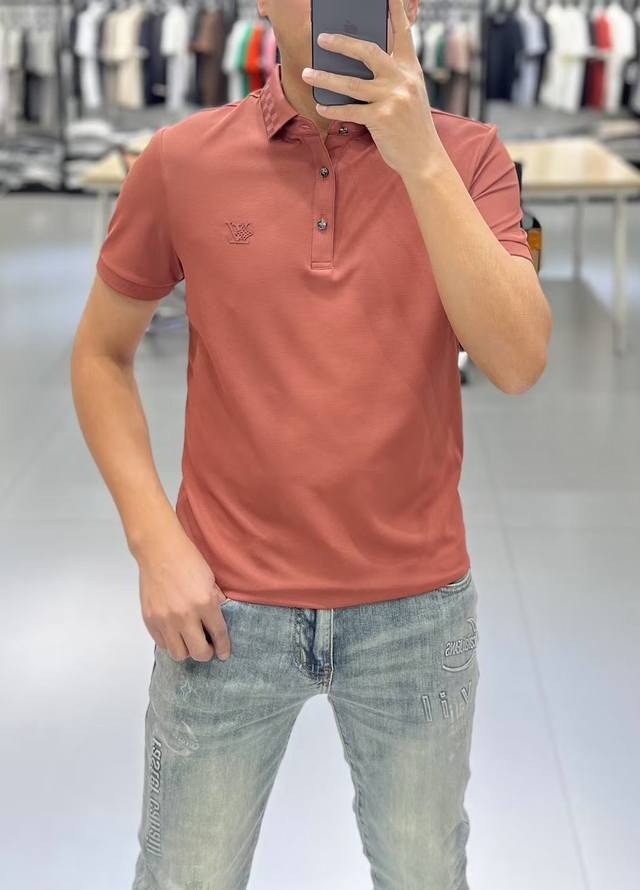 Lv 2025Ss蛇年春夏新款Polo领短袖系列。精选优质长绒棉面料，时尚大牌元素Logo设计，上身版型超赞，面料细腻舒适透气，随意搭配都超级好看时尚型男必备款