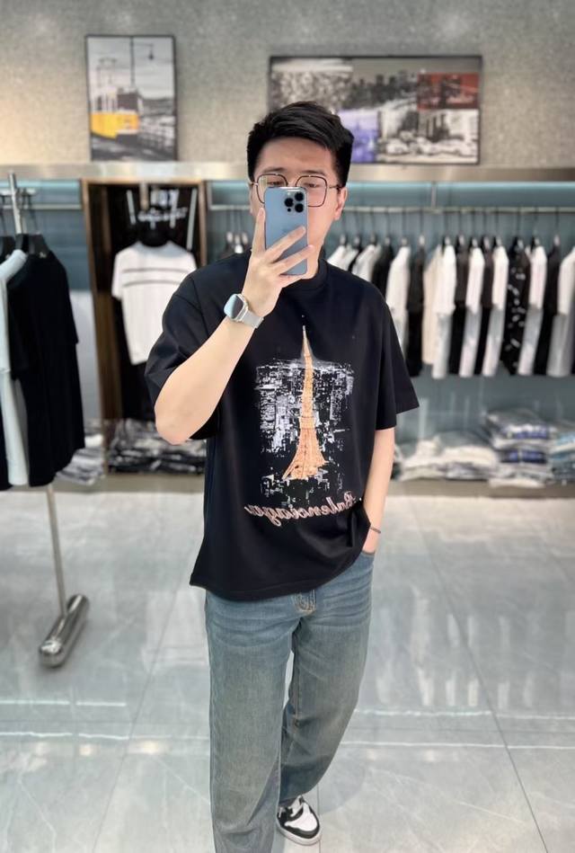 巴黎世家 2025Ss蛇年贺岁款春夏精品阔版短袖T恤 官网同步 高端品质 定制顶级丝光棉面料，顶级大厂1:1制作，时尚大牌重工艺Logo设计，手感柔软细腻 穿着