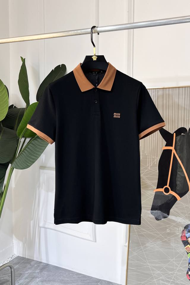 谬谬- 2025Ss蛇年春夏新款Polo领短袖系列。精选优质珠地棉面料，时尚大牌元素Logo设计，上身版型超赞，面料细腻舒适透气，随意搭配都超级好看时尚型男必备
