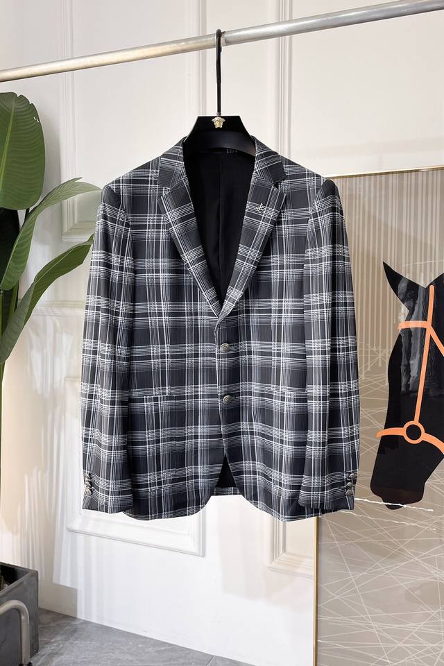 Lv 2025Ss年早春大爆款休闲轻薄西装外套 最为时尚简约设计，大气得体，随意中凸显精致。面料 此款科技定制聚酯纤维面料， 不是传统的设计 更加显得年轻时尚