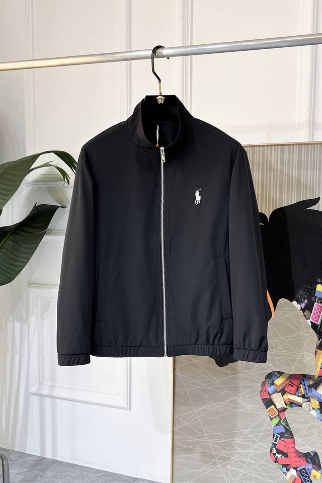 保罗- 2025Ss蛇年贺岁款春装夹克外套，定制高品质聚酯纤维面料！顶级时尚大牌元素Logo设计，三标齐全！原版五金辅料，线条流畅，工艺精致，上身版型超赞，面料