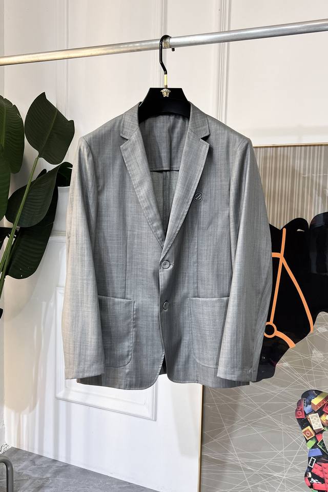 杰尼娅 2025Ss贺岁款春装大爆款休闲麻料西装外套 最为时尚简约设计，大气得体，随意中凸显精致。面料 此款科技定制聚酯纤维面料， 不是传统的设计 更加显得年轻