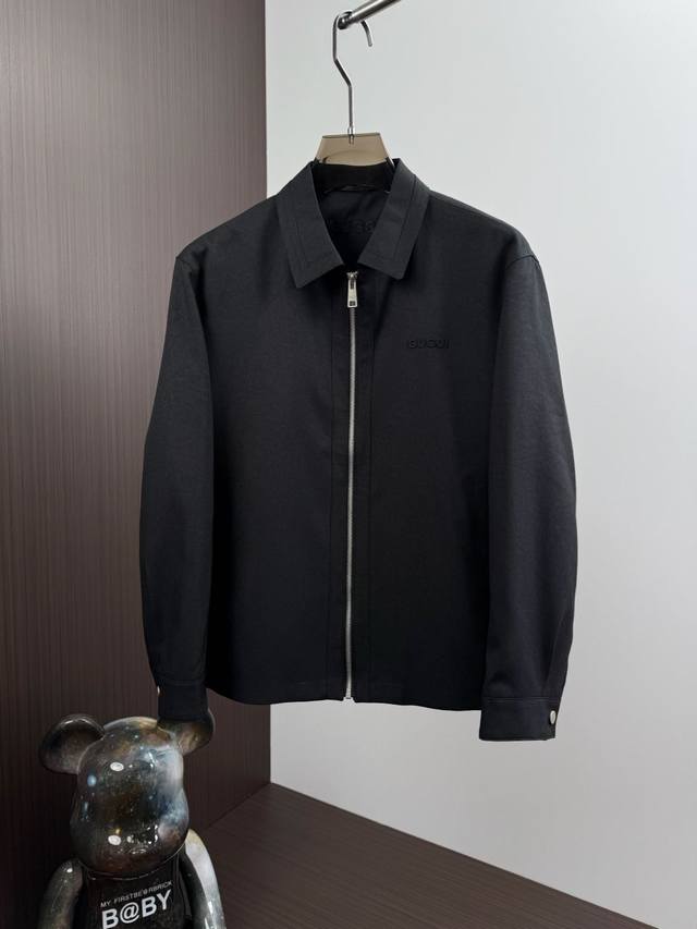 爆款推荐 Guc*I古*2025年春夏新款男士休闲翻领夹克外套。上身效果极其随性洒脱，来自大佬级的一线工厂P，品相足够完美。欧洲定制面料，舒适与透气特性备受青睐