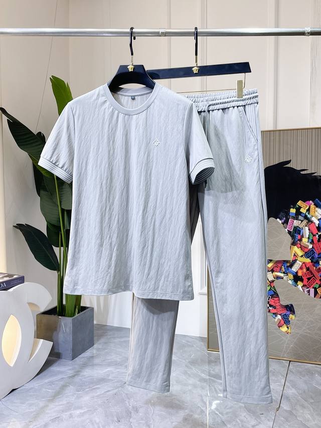 阿玛尼 2025Ss蛇年春装新品休闲套装！明星最爱时装味休闲套装 简单大方，官网1：1工艺设计！干净利落剪裁 都市风十足 可供独家顶级定制面料，手感软糯干爽，上