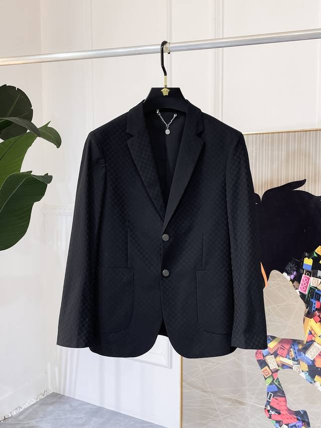 Lv 2025Ss贺岁款春装大爆款休闲西装外套 最为时尚简约设计，大气得体，随意中凸显精致。面料 此款科技定制聚酯纤维面料， 不是传统的设计 更加显得年轻时尚