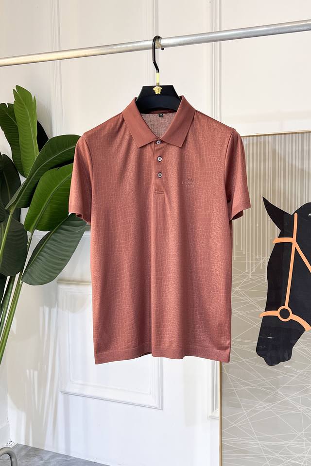 杰尼娅- 2025Ss蛇年春夏新款Polo领短袖系列。精选优质天丝棉面料，时尚大牌元素Logo设计，上身版型超赞，面料细腻舒适透气，随意搭配都超级好看时尚型男必