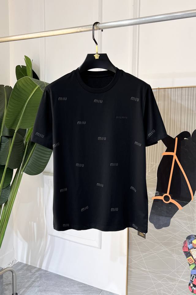 谬谬 2025Ss蛇年贺岁款春夏精品提花短袖T恤 官网同步 高端品质 定制顶级丝光棉面料，顶级大厂1:1制作，时尚大牌重工艺Logo设计，手感柔软细腻 穿着亲肤