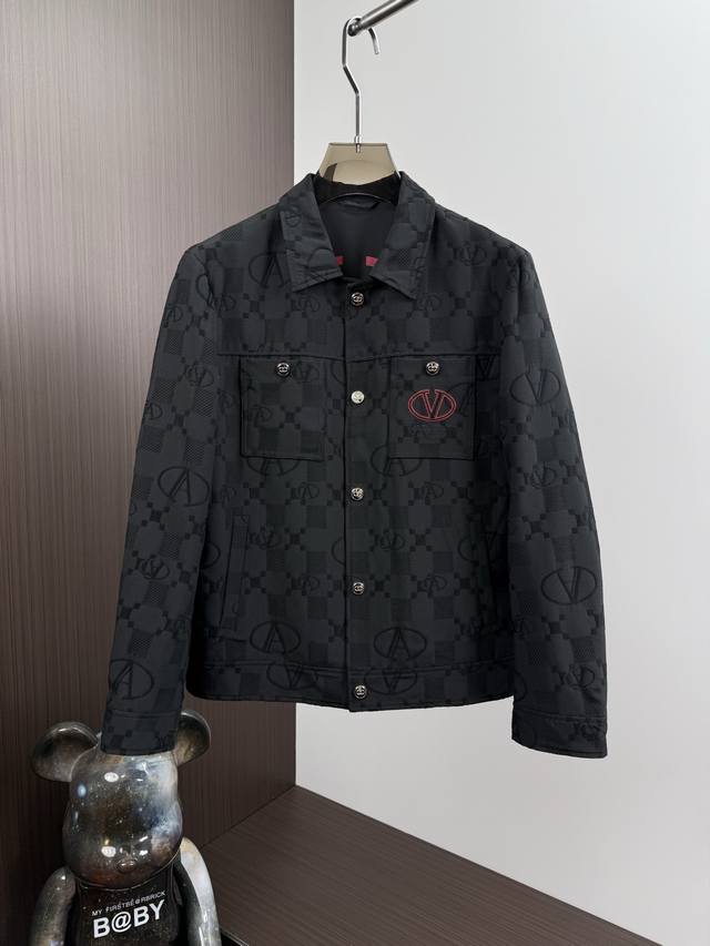 Valenti*O华伦*奴2025年春夏新款男士重工艺全身提花时尚潮范翻领夹克外套，探索时尚的前沿，呈现一款独具匠心的外套，将传统工艺与现代潮流完美融合。这款外