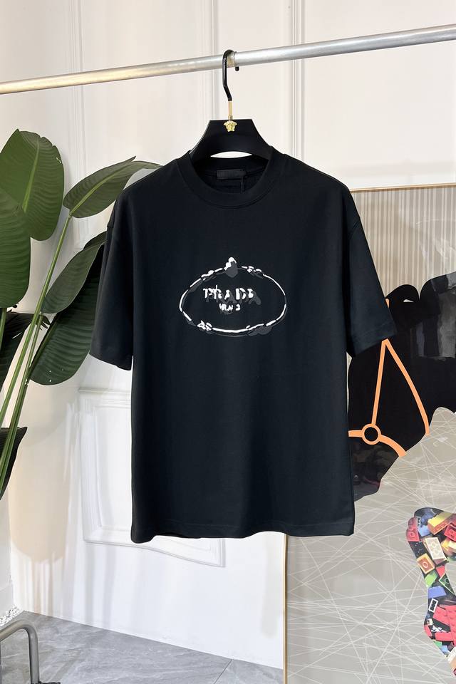 普拉达 2025Ss蛇年贺岁款春夏精品微阔版短袖T恤 官网同步 高端品质 定制顶级长绒棉面料，顶级大厂1:1制作，时尚大牌重工艺Logo设计，手感柔软细腻 穿着