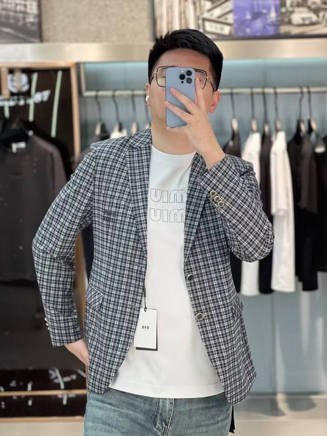 谬谬- 2025Ss蛇年早春大爆款休闲西装外套 最为时尚简约设计，大气得体，随意中凸显精致。面料 此款科技定制聚酯纤维面料， 不是传统的设计 更加显得年轻时尚