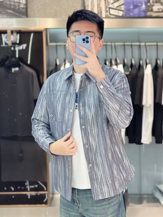 马吉拉 2025Ss蛇年贺岁款春装夹克外套，定制高品质聚酯纤维面料！顶级时尚大牌元素Logo设计，三标齐全！原版五金辅料，线条流畅，工艺精致，上身版型超赞，面料