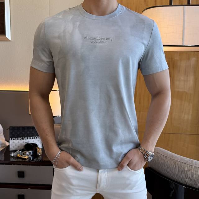 亚历山大王- 2025Ss蛇年贺岁款春夏精品短袖T恤 官网同步 高端品质 定制顶级丝光棉面料，顶级大厂1:1制作，时尚大牌重工艺Logo设计，手感柔软细腻 穿着