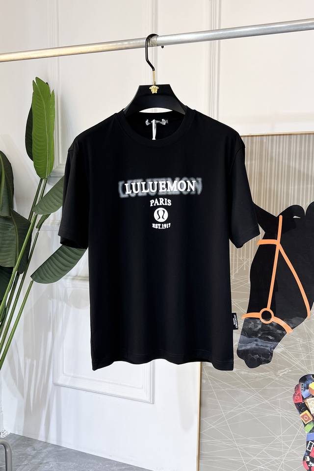 Lulu 2025Ss蛇年贺岁款春夏精品宽松版短袖T恤 官网同步 高端品质 定制顶级丝光棉面料，顶级大厂1:1制作，时尚大牌重工艺Logo设计，手感柔软细腻 穿