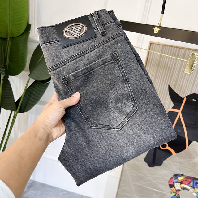 阿玛尼 2025Ss蛇年春夏贺岁款宽腿牛仔裤。原单1:1制作，日常必备的完美之选，简单大气亦时尚有型，定制进口丹宁面料 ，重工洗水工艺，做工复杂工艺精湛。轻松迎