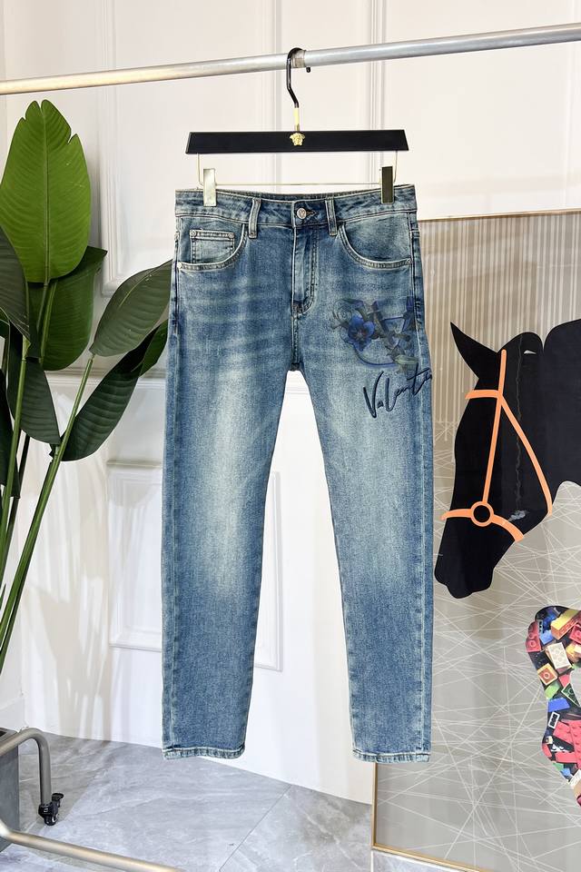 华伦天奴 2025Ss蛇年春夏贺岁款宽腿牛仔裤。原单1:1制作，日常必备的完美之选，简单大气亦时尚有型，定制进口丹宁面料 ，重工洗水工艺，做工复杂工艺精湛。轻松