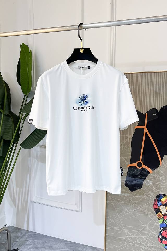 迪奥 2025Ss蛇年贺岁款春夏精品宽松版短袖T恤 官网同步 高端品质 定制顶级丝光棉面料，顶级大厂1:1制作，时尚大牌重工艺Logo设计，手感柔软细腻 穿着亲