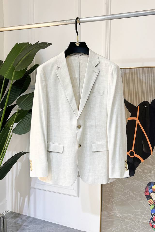 杰尼娅 2025Ss贺岁款春装大爆款休闲亚麻西装外套 最为时尚简约设计，大气得体，随意中凸显精致。面料 此款科技定制聚酯纤维面料， 不是传统的设计 更加显得年轻