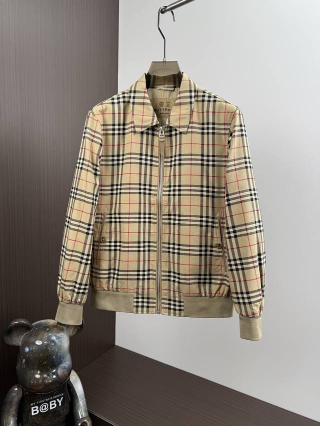 Burber*Y巴*莉2025年春夏新款男士翻领夹克外套。顶级成衣高标准制作，意大利定制成衣面料，手感细腻柔软，上身挺括有型，质感达到天然的舒适感，面料的延续性