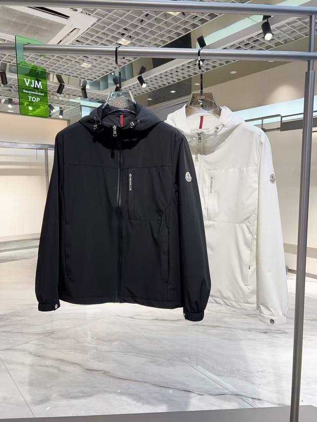 Moncl*R 蒙*口 2025 春夏新款男士休闲夹克外套。最新上柜系列，专柜在售系列。来自大佬级的一线工厂P，品相足够完美！非常有调调的一款单品，高级定制面料