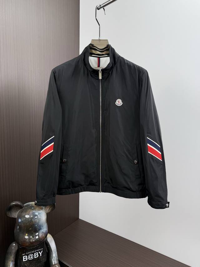 Moncl*R蒙*2025年春夏新款男士休闲立领夹克外套，贸易公司订单，独特的流行文化灵感，深受时尚潮人的喜爱，时尚大气的设计风格，高规格的工艺。采用进口防水性
