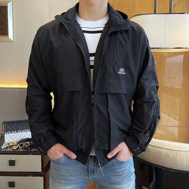 B黎世家 Ss春装大爆款薄款夹克外套，定制高品质聚酯纤维面料！顶级时尚大牌元素Logo设计，三标齐全！原版五金辅料，线条流畅，工艺精致，上身版型超赞，面料舒适，