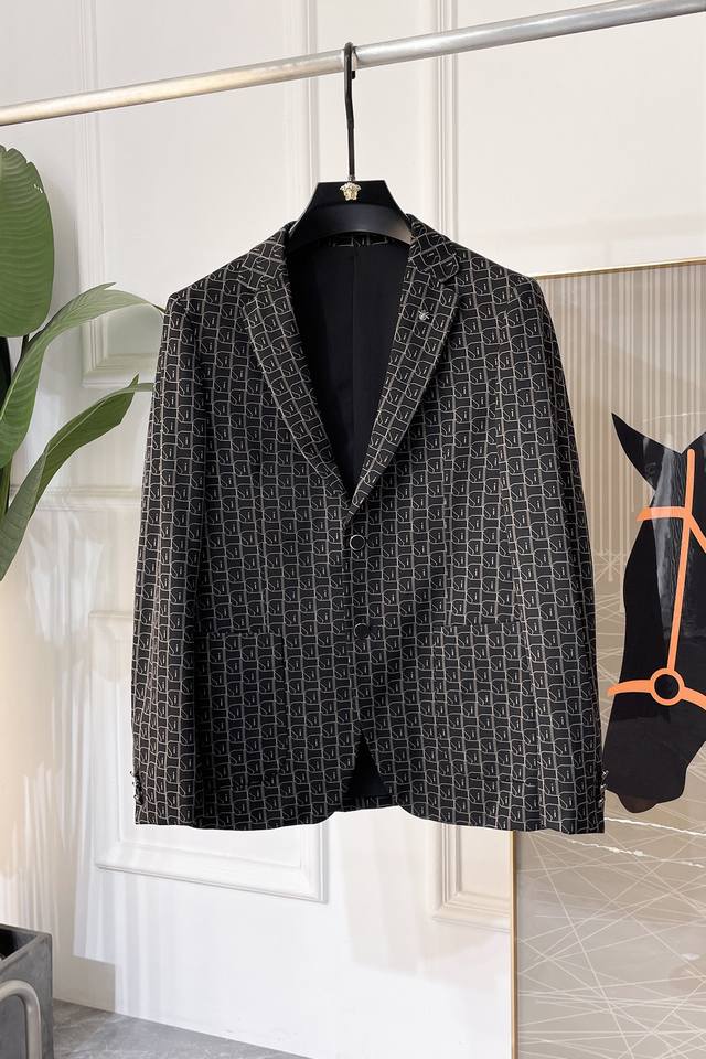 迪奥 Ss龙年早春大爆款休闲轻薄西装外套 最为时尚简约设计，大气得体，随意中凸显精致。面料 此款科技定制聚酯纤维面料， 不是传统的设计 更加显得年轻时尚 细节