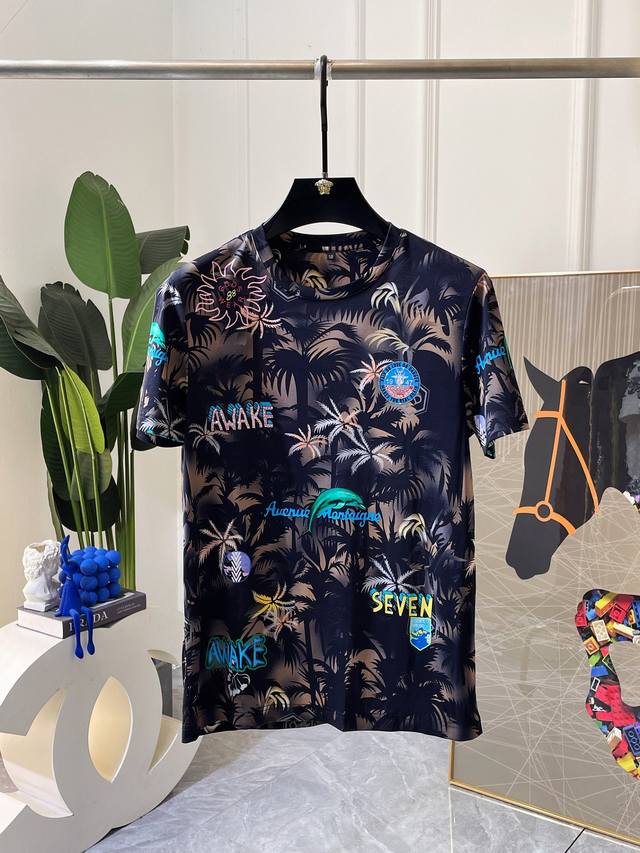 D奥 2025Ss年春夏精品短袖T恤 官网同步 高端品质 定制进口双丝光棉面料，顶级大厂工艺制作，时尚大牌印花烫钻Logo设计，手感柔软细腻 穿着亲肤舒适 百搭