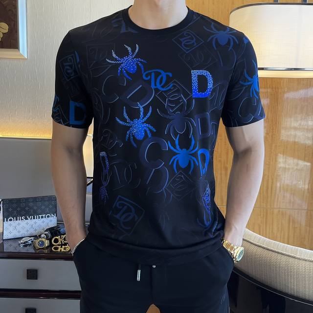 D奥 2025Ss春夏时尚印花短袖T恤，原版1:1打造，独家定制-进口120支双丝光棉面料，专柜最新数码印花烫钻工艺，质感细腻柔软，贴身冰爽顺滑。吸湿排汗，简约