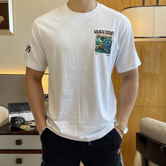 Lv 2025Ss春夏最新大爆款微阔短袖T恤，定制进口长绒棉面料，时尚大牌元素Logo点缀，会呼吸的面料，质感细腻柔软，贴身冰爽顺滑。吸湿排汗，简约大方又不失时