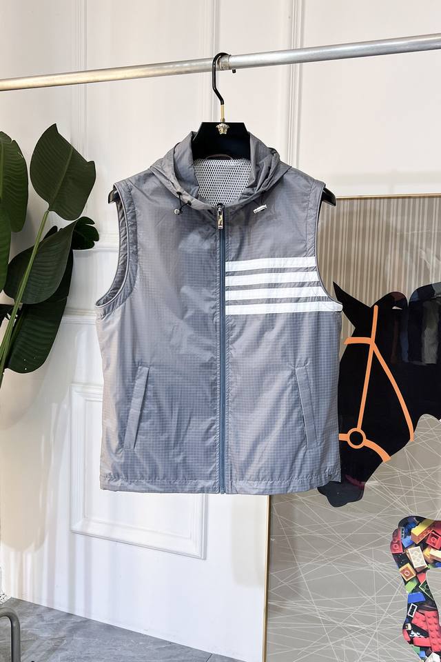 Tb 2025Ss蛇年贺岁款春装马甲外套，定制高品质聚酯纤维面料！顶级时尚大牌元素Logo设计，三标齐全！原版五金辅料，线条流畅，工艺精致，上身版型超赞，面料舒