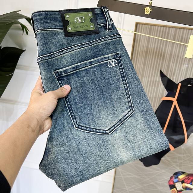 华伦天奴 2025Ss蛇年春夏贺岁款牛仔裤。原单1:1制作，日常必备的完美之选，简单大气亦时尚有型，定制进口丹宁面料 ，重工洗水工艺，做工复杂工艺精湛。轻松迎合