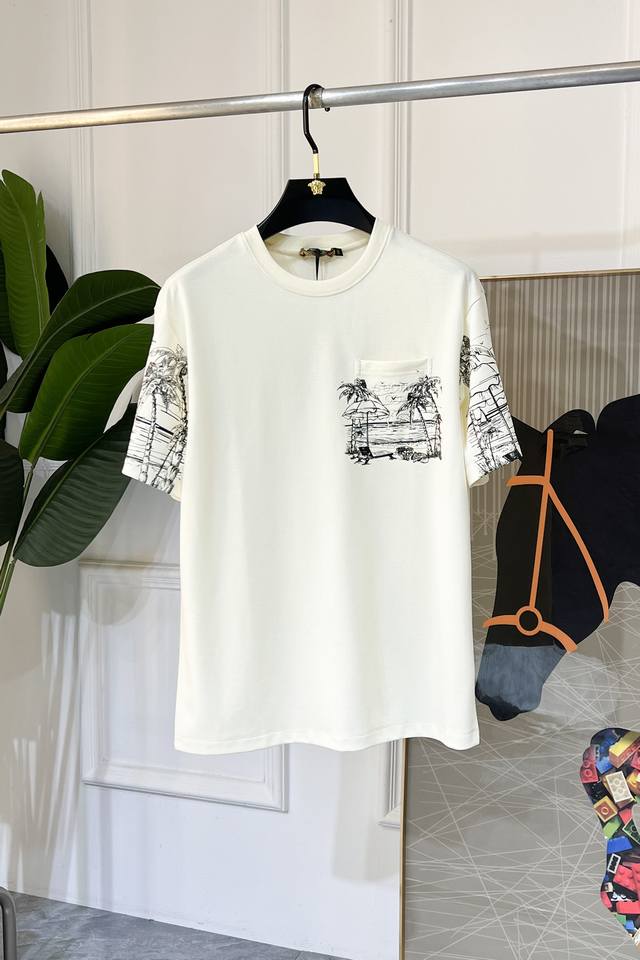 Lv 2025Ss蛇年贺岁款春夏精品宽松版短袖T恤 官网同步 高端品质 定制顶级丝光棉面料，顶级大厂1:1制作，时尚大牌重工艺Logo设计，手感柔软细腻 穿着亲