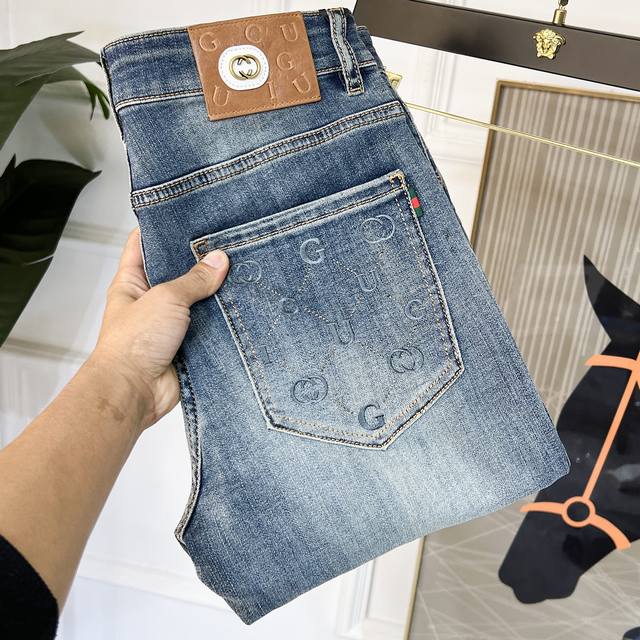 古奇 2025Ss蛇年春夏贺岁款牛仔裤。原单1:1制作，日常必备的完美之选，简单大气亦时尚有型，定制进口丹宁面料 ，重工洗水工艺，做工复杂工艺精湛。轻松迎合四季